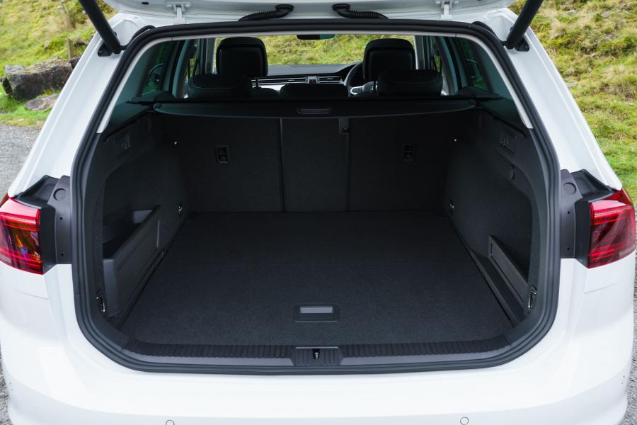Багажник Volkswagen Passat GTE Estate (B8) 2019 года  (UK) (фото 27 из 40)